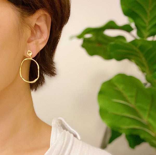 18K Gold Modern Molten Oval Drop Earrings - Stylish and Chic Dangling Look